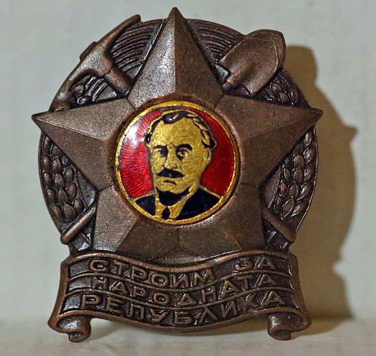 Продавам колекция от значки - антикварни и нови