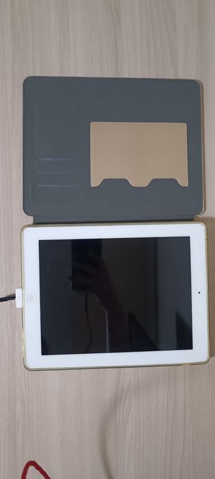 Планшет iPad 2 с чехлом