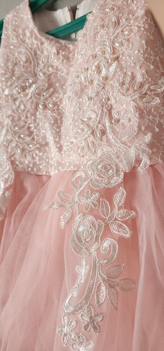 Продаётся платье на 5-6лет