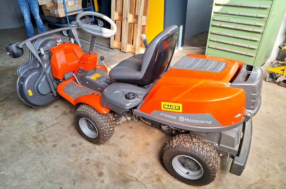 Tractoras gazon iarba Profesional Husqvarna Rider 4×4 3 cutite ca nou!