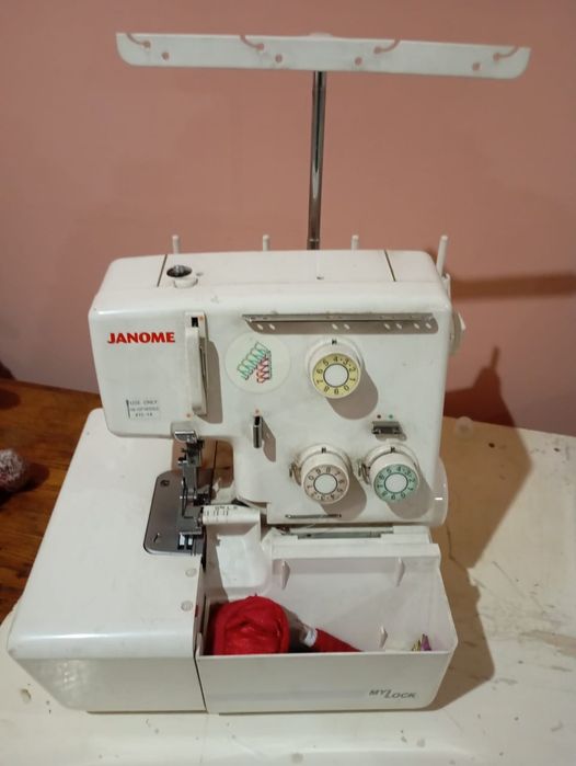 Продам аверлок почти новый