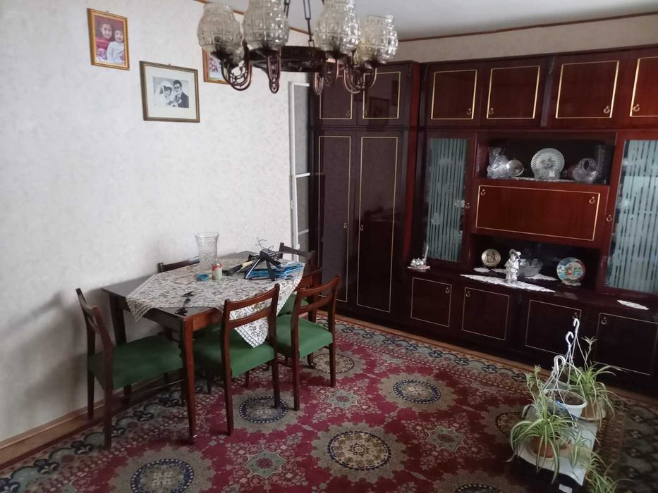 Apartament cu 4 camere ,2 bai si pivnita