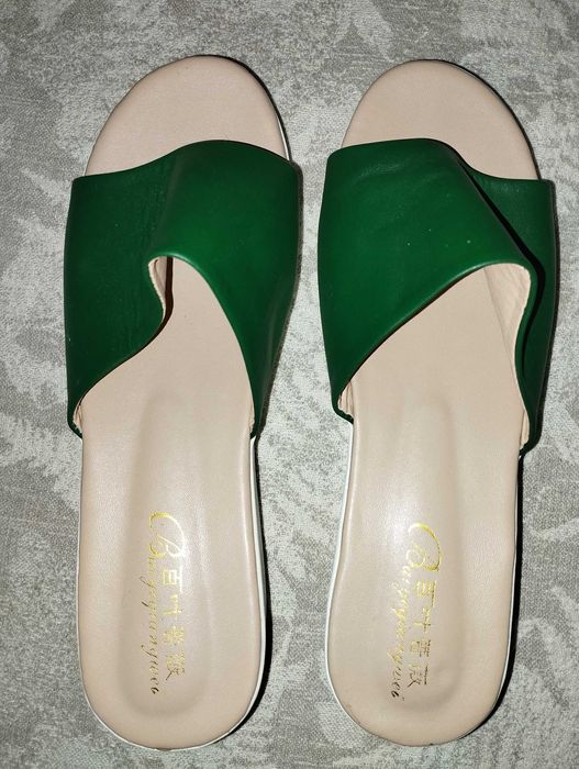 Шлепки зеленые кожаные.