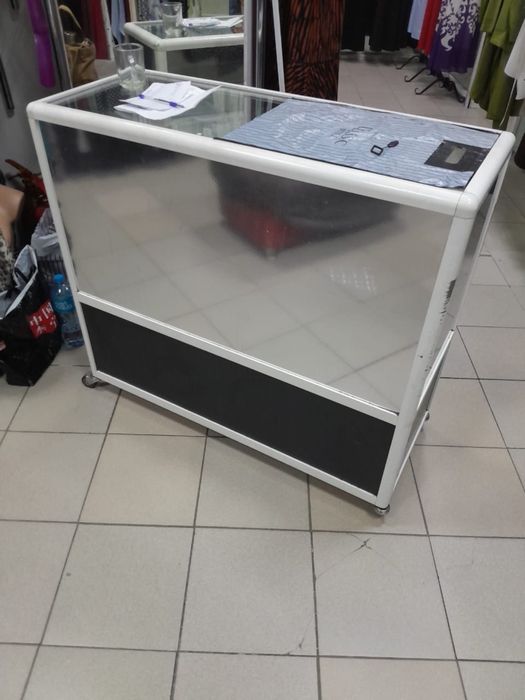Прилавок из металического профиля и стекла