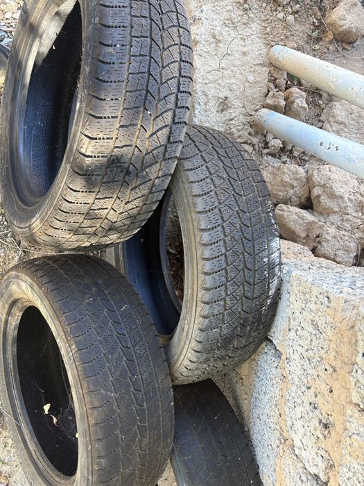 Зимный шина 215/60 R17.