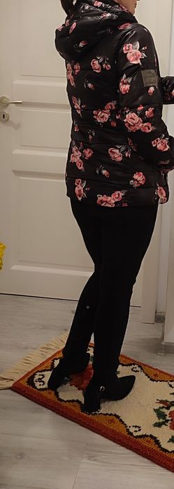 Gecuta Simplicity, deosebita, neagră cu trandafiri, guler înalt