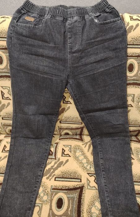 Продам женские джинсы