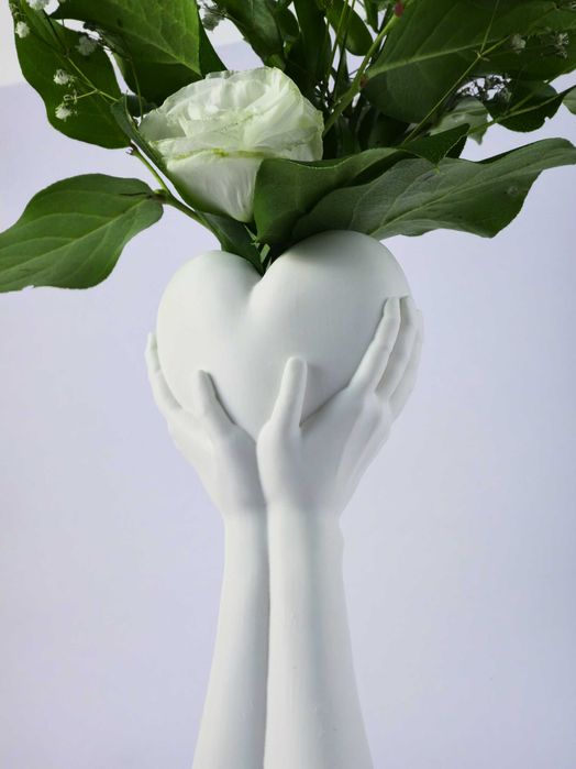 Vază decorativă „Hands Holding Heart”