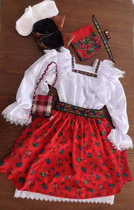 Costum popular complet pentru femei de Maramures rosu