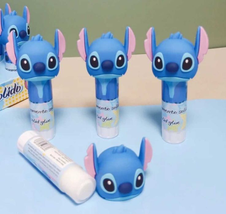 Калкулатор, химикалки и сухо лепило и други неща на Стич