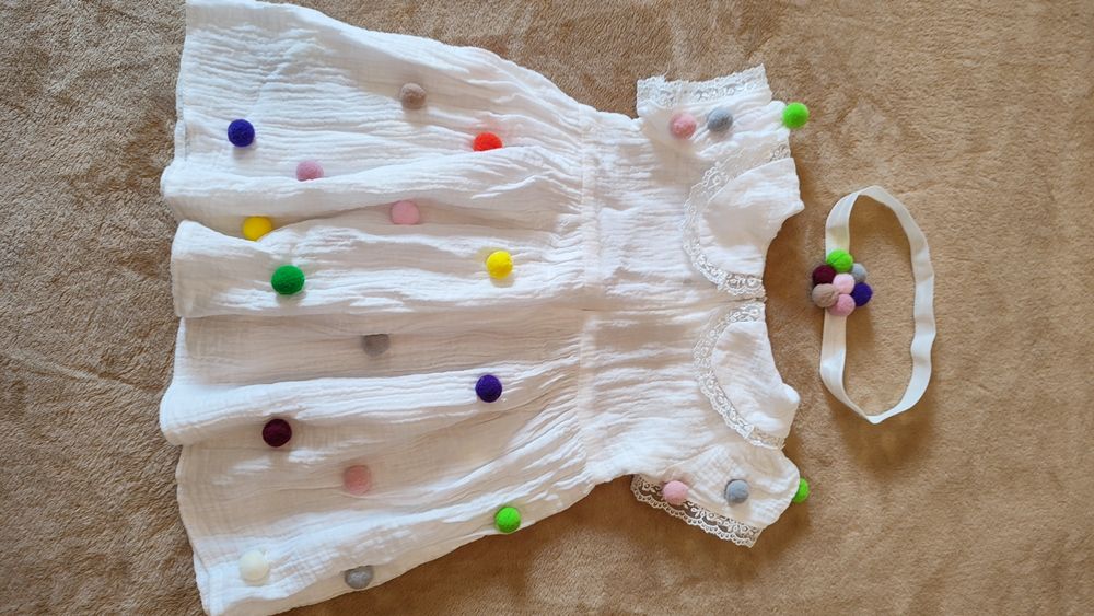 Rochiță și bentiță cu ciucurași, 74