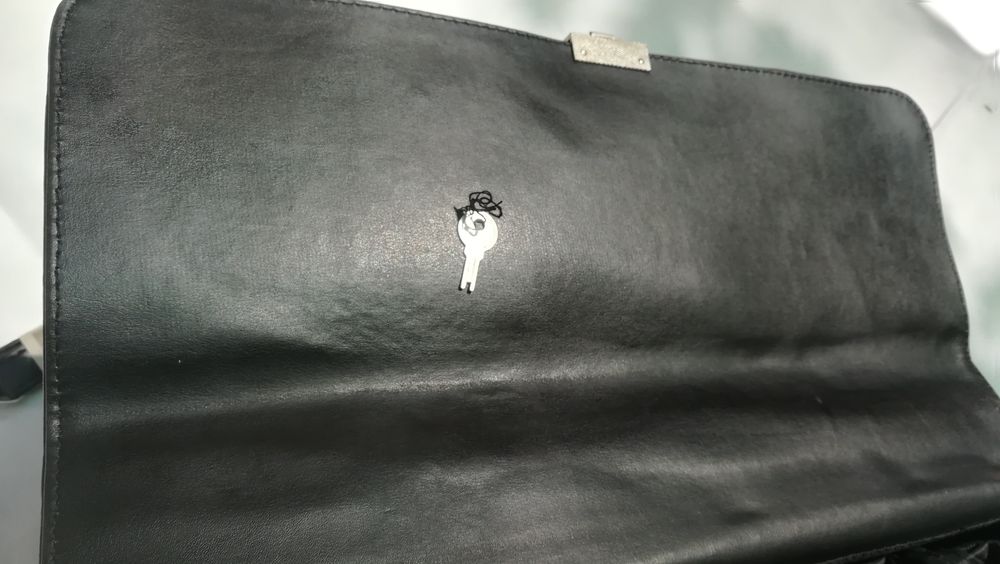 Servieta bărbătească, modernă, puțin folosita. Vezi foto.