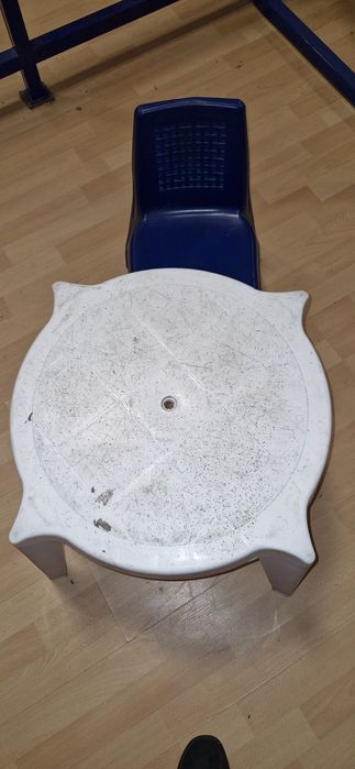 Столик со стульчики пластиковые