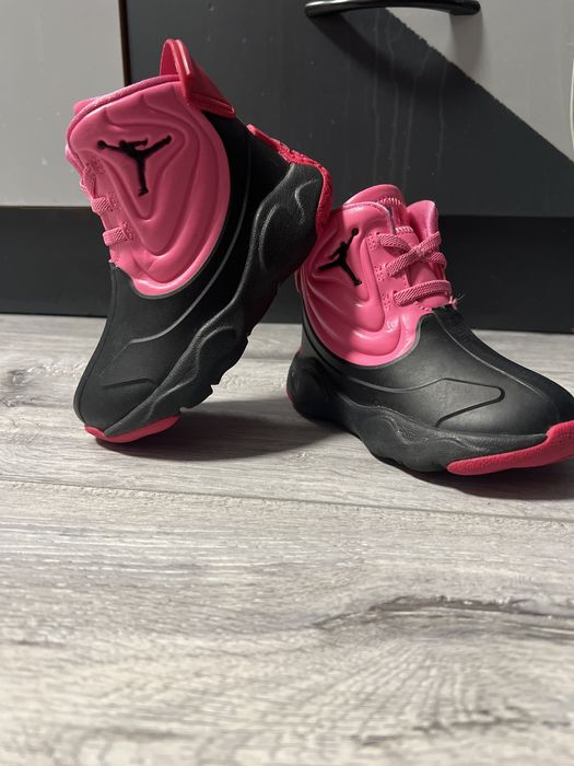 Ghetuțe Jordan mărimea 25