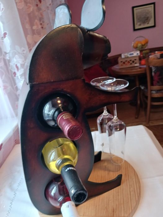 Оригинална дървена поставка за вино и чаши