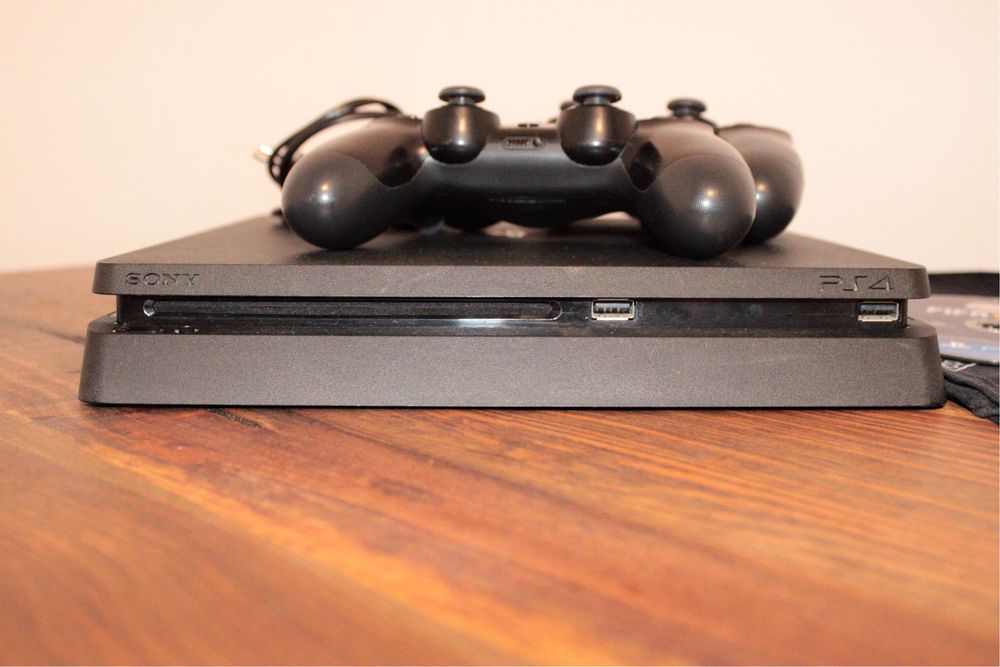 Play Station 4 - 1TB