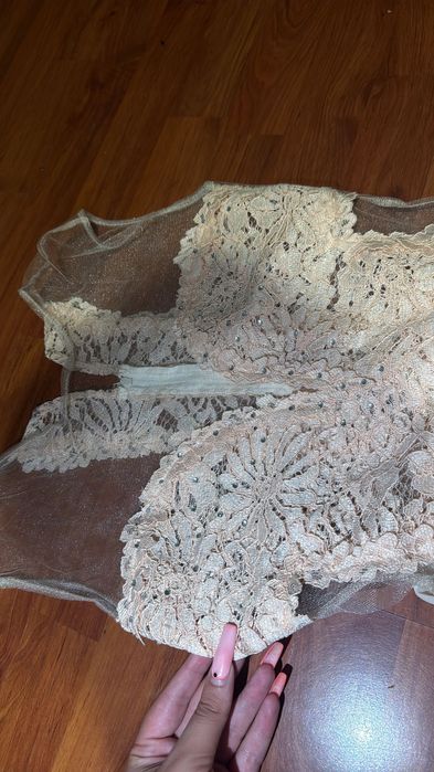 Рокля Мегз с дантела и камъни