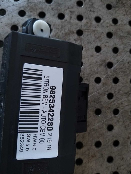 Modul electronic usa dreapta fata peugeot 3008 2 2018 9825342280