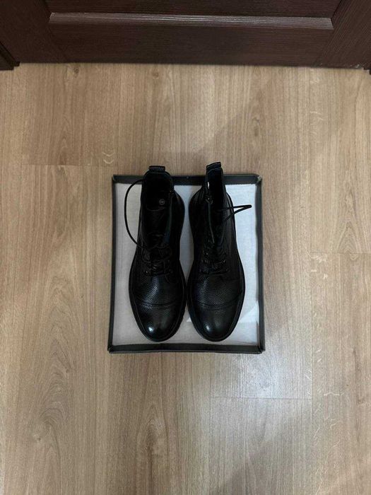 Продаётся пара обуви кожаных сапогов марки бренда ''Ziya''.