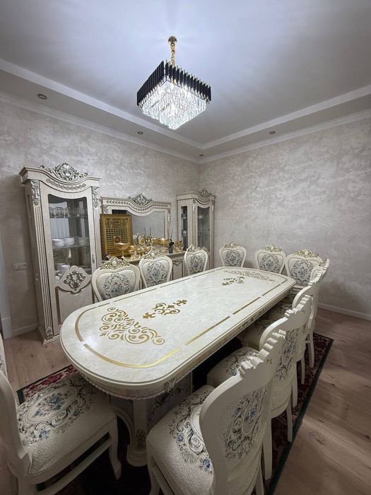 Продам столовую мебель в классическом стиле (стол + стулья + витрины)
