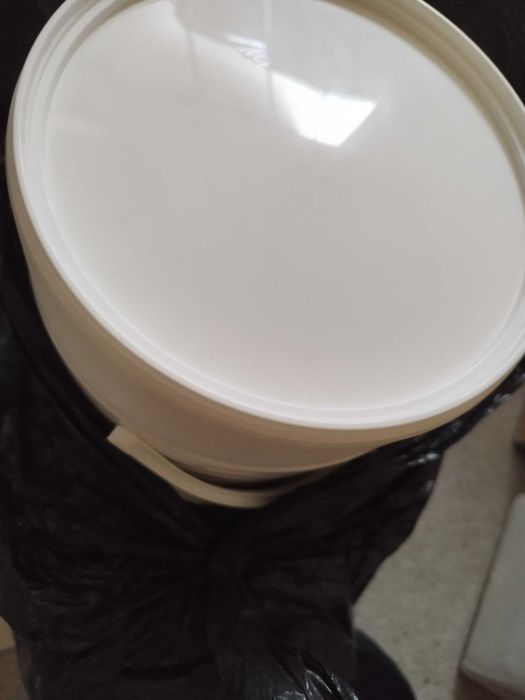 Нови празни опаковки за разливане на бои, метални и пластмасови