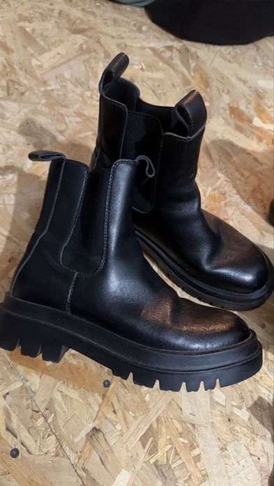 Отдам даром женскую зимнюю обувь