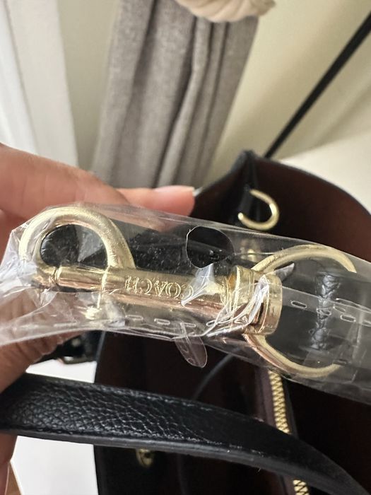Geantă Coach Tote Neagră, Textură Granulată, Hardware Auriu dimensiune exterioara L30 x l20