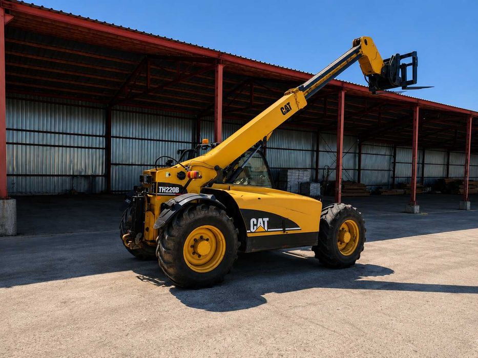 Челен товарач Caterpillar TH220B