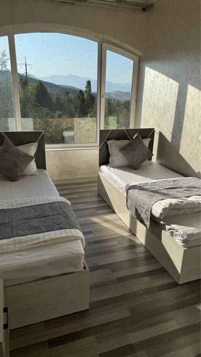 Декоративные раннеры и подушки добовляет красату уют дома и гостницах.