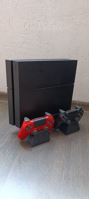 Vând PlayStation 4, 2controlere+90 de jocuri in cont.