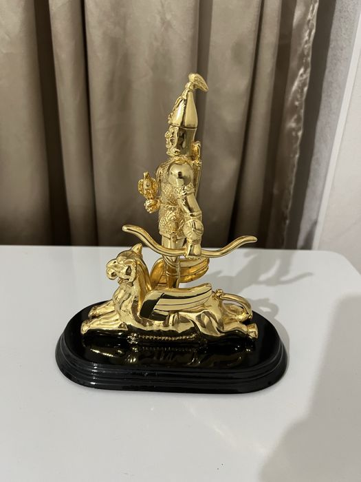 Статуэтка золотой человек