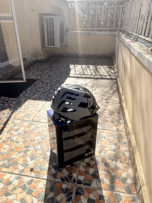 Каска за колело чисто нова