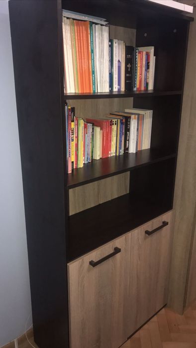 Библиотека с рафтове