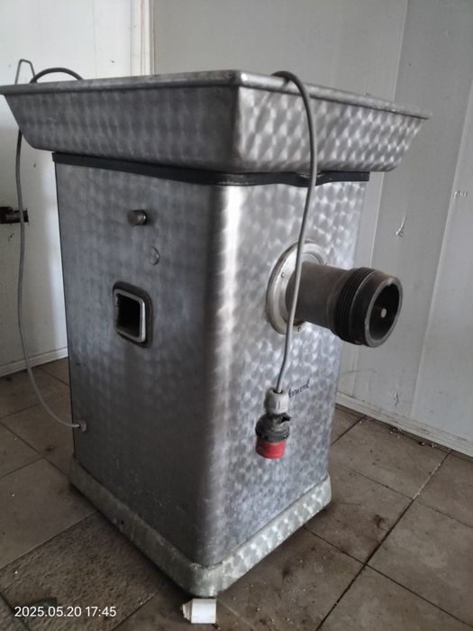 Masina de tocat …..Sprit pentru carnati si Tigaie (Jumareasă)