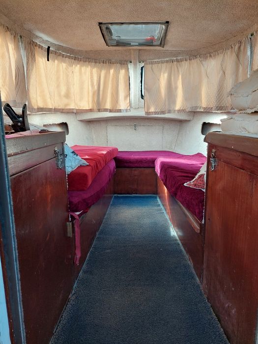 Vând barca cabinata cu motor și peridoc