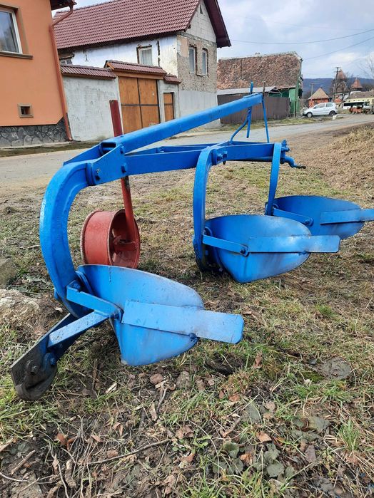 De vanzare plug cu 3 brazde