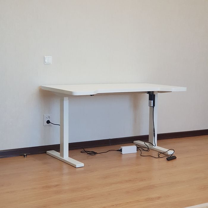 Регулируемый стол