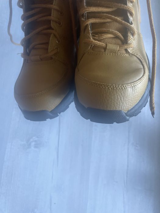 Nike Manoa letter