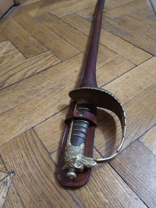 Grapă, ușă lemn,sabie, paloș.