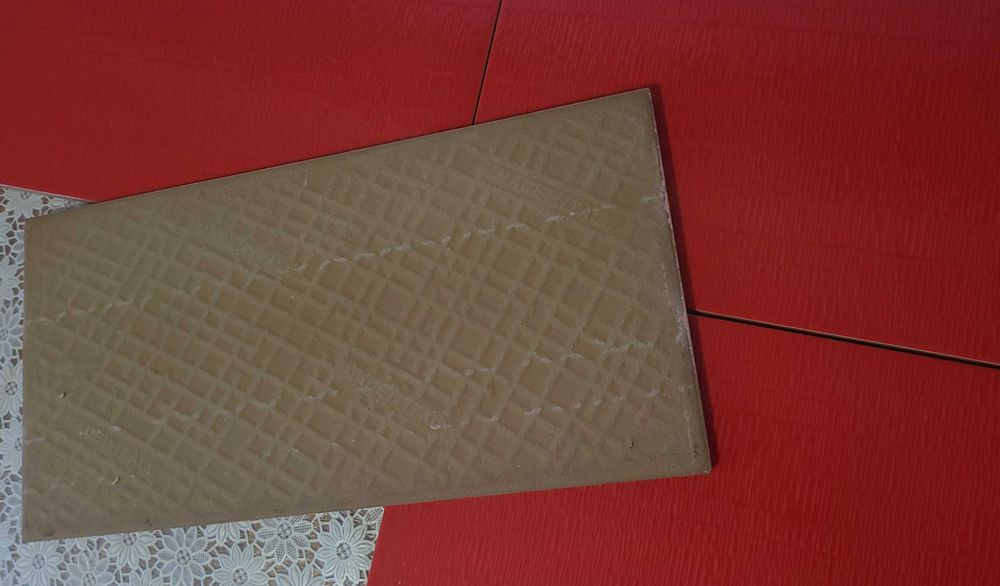 Faianta rosie  20× 40 cm