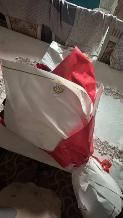 101 роза красные и белые