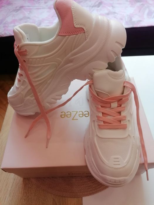 Маратонки нови 39 номер.