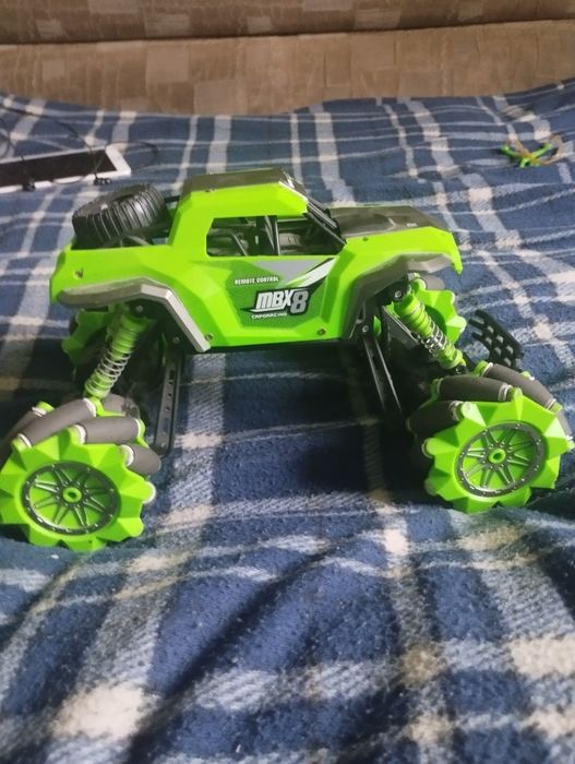 Продам машинку на радиоуправлении