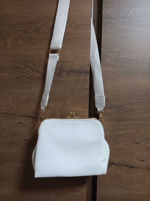 Дамска бяла чанта.