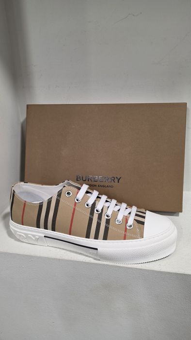Burberry обувки.