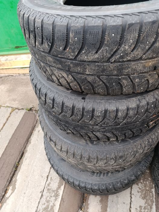 продам комплект зимних шипованных шин