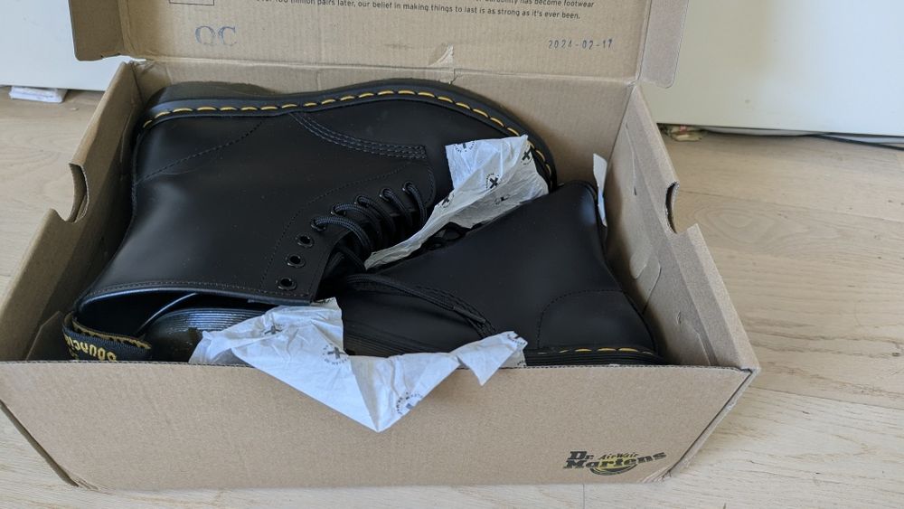 Оригинални чисто нови кожени обувки dr. Martens 1460 41 номер