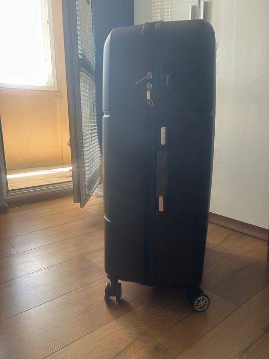 чисто нов твърд куфар 28”