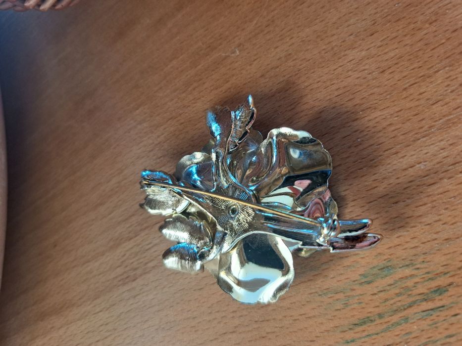 Брошка -ретро модел