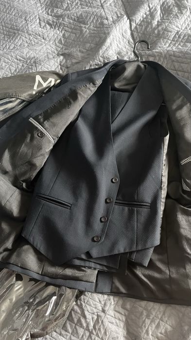 Продам костюм тройку размера 48